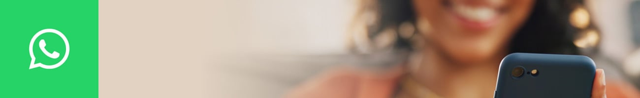 WhatsApp Symbol auf grünem Hintergrund. Eine lächelnde Frau, die den ALTERNATE WhatsApp-Newsletter auf ihrem Smartphone liest.